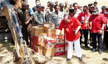 Adhan Dambea Musnahkan 1.705 Botol Miras di Gorontalo: “Miras Ini Sumber Masalah”