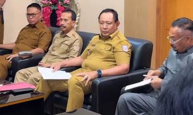 Gusnar Ismail Jawab Tuntutan Massa Soal Pencabutan Izin Tambang: “Saya Tidak Punya Kewenangan”