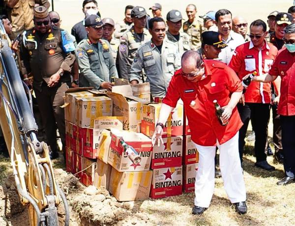 Adhan Dambea Musnahkan 1.705 Botol Miras di Gorontalo: “Miras Ini Sumber Masalah”