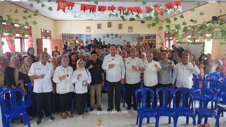 Syamsir Kiayi Dampingi Gubernur Serahkan Bantuan Pangan di Bone Bolango