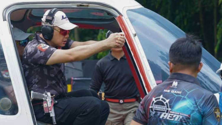 Lomba Tembak HUT Brimob, Kapolda Gorontalo Menang di Tiga Kategori